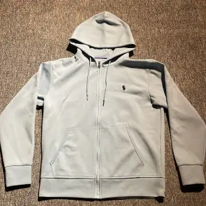 Nästan oanvänd Ralph Lauren zipup hoodie storlek S men passar M 