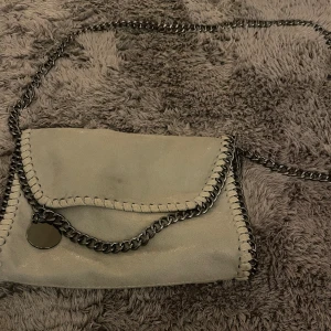 Kedjeväska  - Säljer denna superfina kedjeväska. Mycket utrymme och väldigt bra skick.