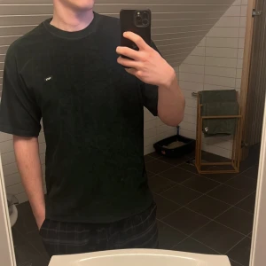 Yoke tshirt - Väldigt mörkgrön yoke tshirst i storlek S men passar mig som vanligen bär M/L. Säljer eftersom jag inte använder den