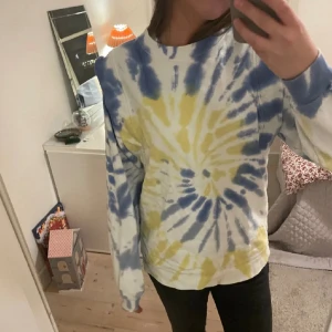 Cool tröja - Cool unik tröja🩵💛 **lånade bilder 