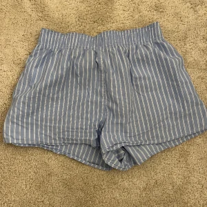 Blårandiga shorts 🩵 - Dessa funkar både till vardags men också att sova i. Supergulliga och påminner lite om Djerf Avenue. 🌼