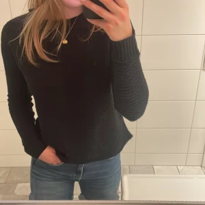 Stickad svart tröja - Stickad svart tröja med randig stickning!kommer inte till användning längre!