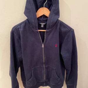 Polo Ralph Lauren Zip hoodie i helt okej skick 6/10 Storleken är 160cm 14-16y. Färgen är blå