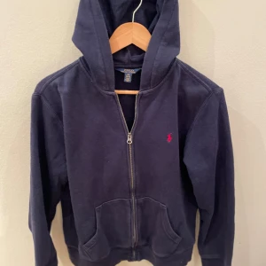 Polo Ralph Lauren Zip hoodie - Polo Ralph Lauren Zip hoodie i helt okej skick 6/10 Storleken är 160cm 14-16y. Färgen är blå