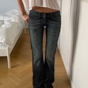 Så snygga lågmidjade jeans som tyvärr inte kommer till använding! Perfekta för långa personer då jag är 174 och de är långa på mig🔥 MÅTT: 37cm tvärsöver midjan, 87cm innerben