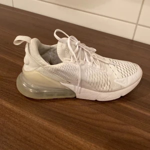 Nike air Max 270 - Storlek 38.5 okej skick skulle säga 5/10 ny tvättade och så men lite skador kontakta mig om frågor elle annat lådan tillkommer