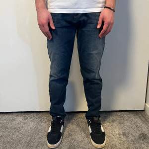 Tjena, säljer nu dessa skit jeans från Replay | Storleken är 32/30 | Färgen är mörkblå och skicket är 9,5/10 | Modellen är ca 181 cm | Hör gärna av dig vid minsta lilla fundering 😊  