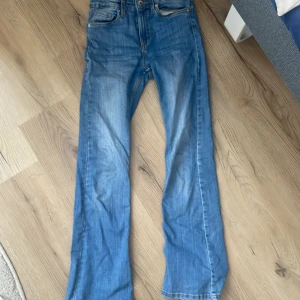 Blåa Jeans - Jätte fina blåa jeans säljer då dom inte längre passar, pris går att diskuteras! ⚠️Läs bio innan köp⚠️