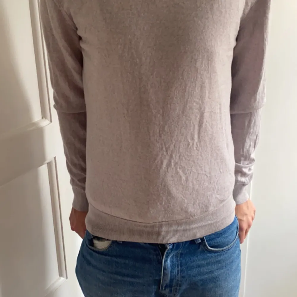 Säljer denna crewneck tröjan för ja använder den inte mer. Den är från Zara. Str L är de på den. Den är lite grå rosa aktig. Ny pris 400. Hör gärna av er om ni har några funderingar💯. Tröjor & Koftor.