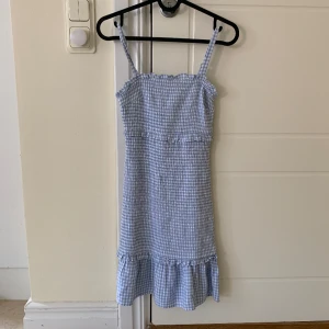 Hollister blå gingham klänning - Oanvänd Köparen står för frakt  Kika gärna in andra plagg på min profil för att spara på frakt
