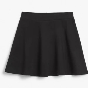 Kjol - En basic, kort, svart och sjön bomullskjol som tyvärr inte kommer till användning 🤗 i storlek 146/152 då jag skulle säga att den sitter exakt som en XS/XXS. Bara att ställa frågor❤️❤️