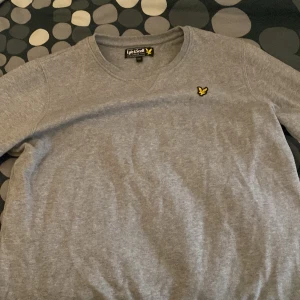 Lyle and scott tröja - Tja! Säljer denna riktigt snygga lyle and scott tröjan. Nyskick och använd bara några få gånger. Hör av er för frågor!
