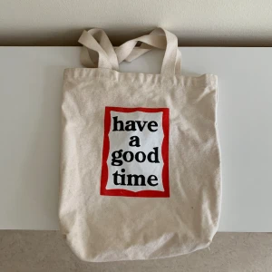 Have a good time tygpåse - Varsamt använd  Köparen står för frakt  Kika gärna in andra plagg på min profil för att spara på frakt