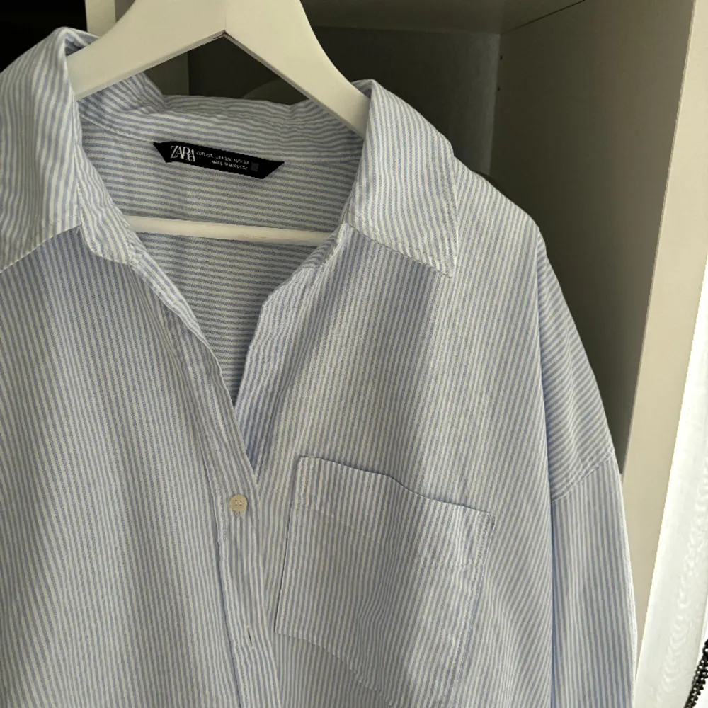 Säljer denna jättefina skjorta, köpt här på plick🌟säljer då den inte passade på mig Är en XL så sitter oversized🥰. Skjortor.