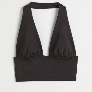 Svart topp - Säljer denna svarta topp från H&M. I nyskick, aldrig använd. Säljer för att den inte används. 🖤
