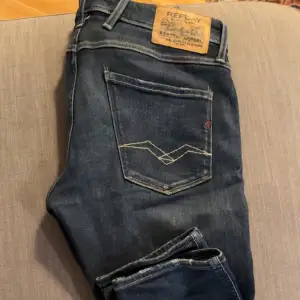 Tja, säljer nu dessa replay anbass jeans då de ej kommer till andvändning längre. Jeansen har inga defekter eller liknande. 