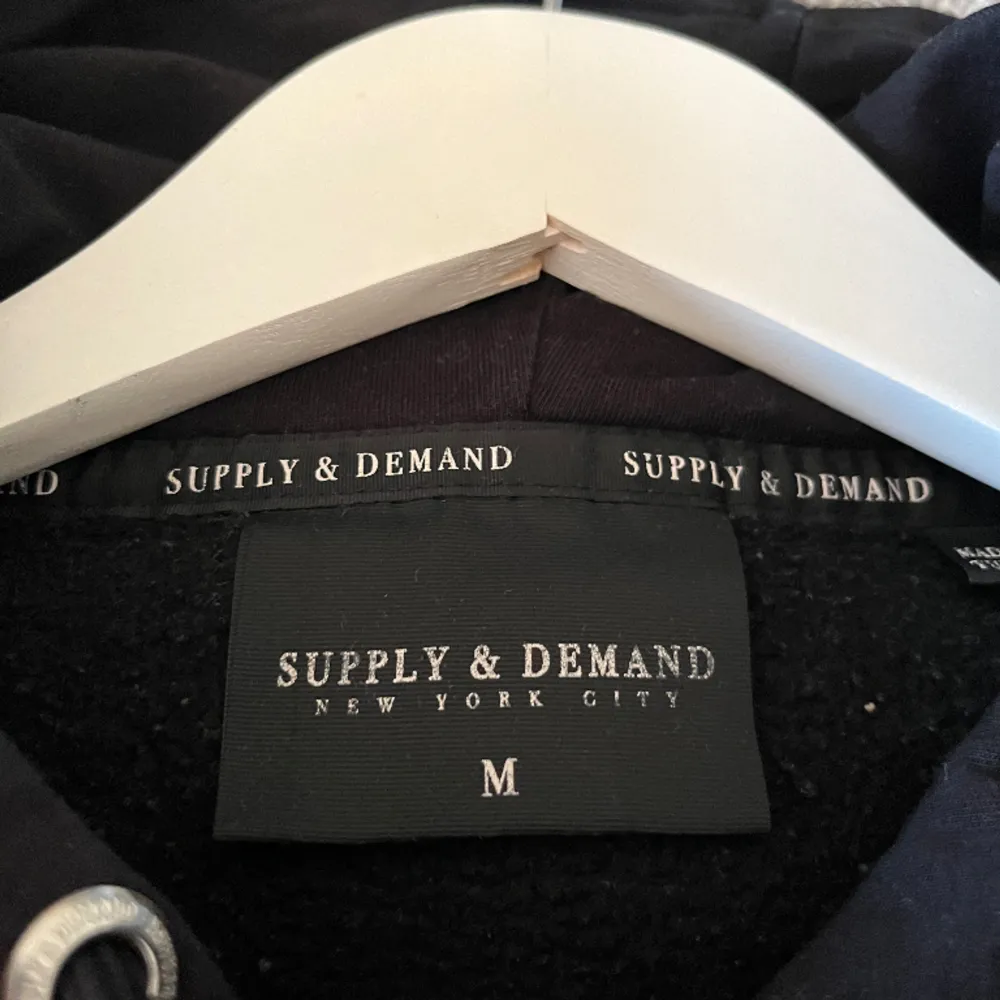 Supply & Demand hoodie sparsamt använd köpt på JD sport för drygt ett halvår sedan. Som ny. Hoodies.