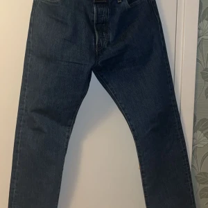 Levis jeans  - Säljer nu mina klassiska 501 ifrån Levis. Extremt bra skick. En snygg form. Använder inte pga att dom inte används på samma sätt. Riktigt snygg design och färg på dom. Köpta på NK för 1100.