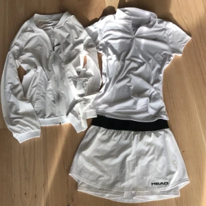 Paddel/tennis kläder - Funkar för båda helt nya inga defekter hjäte fina kan säljas för styck för små för mig bara testade 1 gång 🤍 199kr för tröja och shorts man kan köpa till jackan ifall man vill 