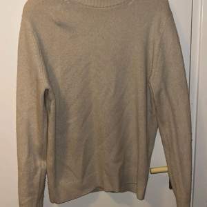 Säljer nu en riktigt fet Massimo Dutti sweatshirt. Riktigt bra skick och snygg. Bra kvalitet och material. Hör av er vid frågor!