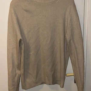 Massimo dutti kofta  - Säljer nu en riktigt fet Massimo Dutti sweatshirt. Riktigt bra skick och snygg. Bra kvalitet och material. Hör av er vid frågor!