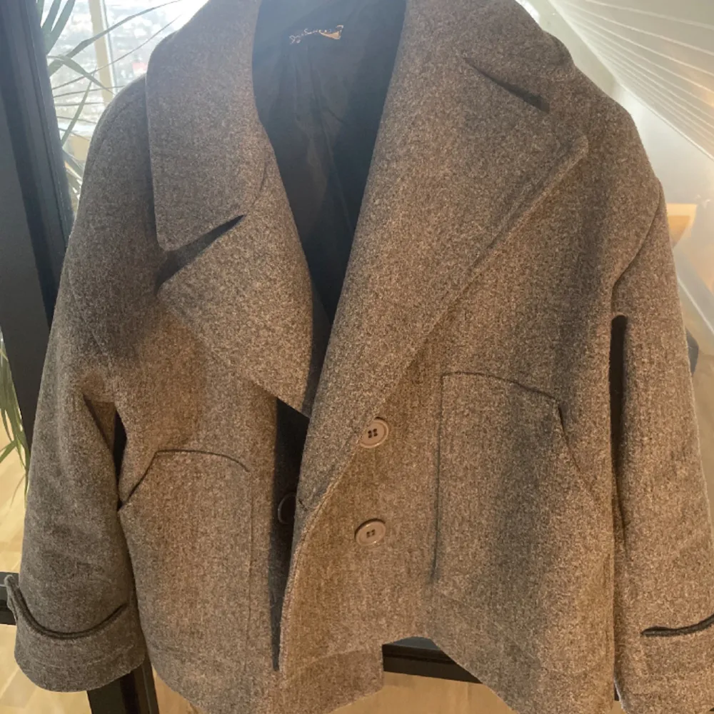 Jag säljer min gråa kappa från design by si då den inte kommer till användning längre den är i storlek xs/s säljer den för 300kr.. Jackor.