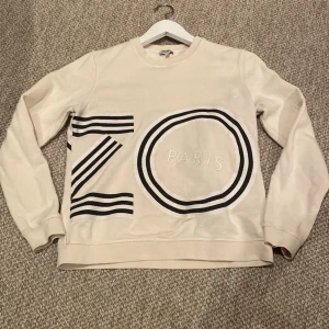 Kenzo tröja! - Super snygg äkta kenzo tröja säljer då den inte kommer till användning längre❤️den är i storlek M men passar XS och änven XXS