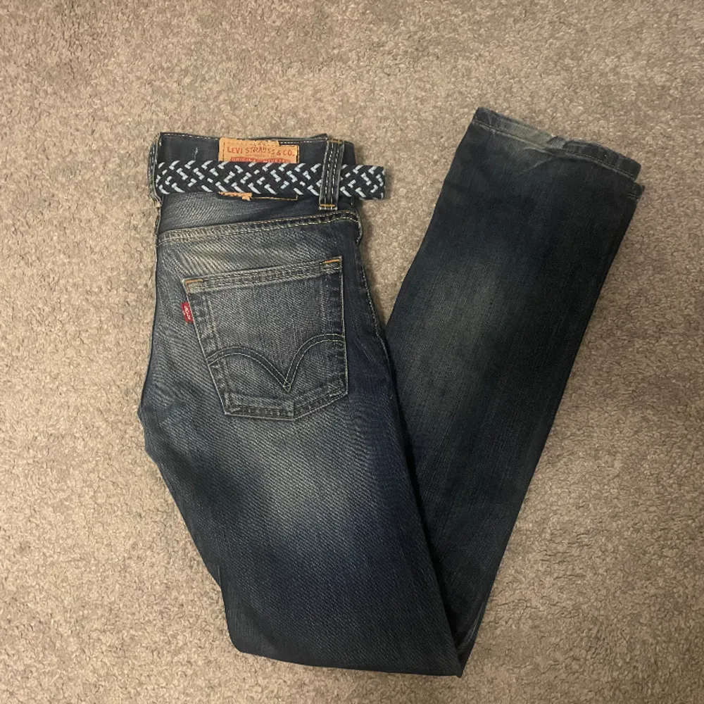 Säljer dessa riktigt snygga och stilrena jeans från Levi’s Modell: 511 Slim. Storlek: W29 L34. Nypris: 1099kr. Vårt pris: 399. Pris kan diskuteras. Hör av dig vid minsta funderingar! Mvh. Jeans & Byxor.
