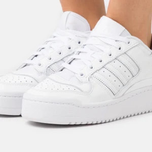 Adidas forum bold stripes - Säljer mina helt oanvända adidas skor då de inte är min stil och köpta förra året, prislapp kvar. Originalpris ligger på 1349kr, men säljs för 750kr. Men priset går att diskuteras! Kontakta för mer info och bilder.   Köparen står alltid för frakt 💕