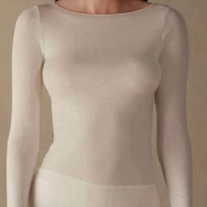 Säljer denna fina vita tröja från intimissimi, då den inte kommer till användning. Den är som ny då jag knappt använt den💗