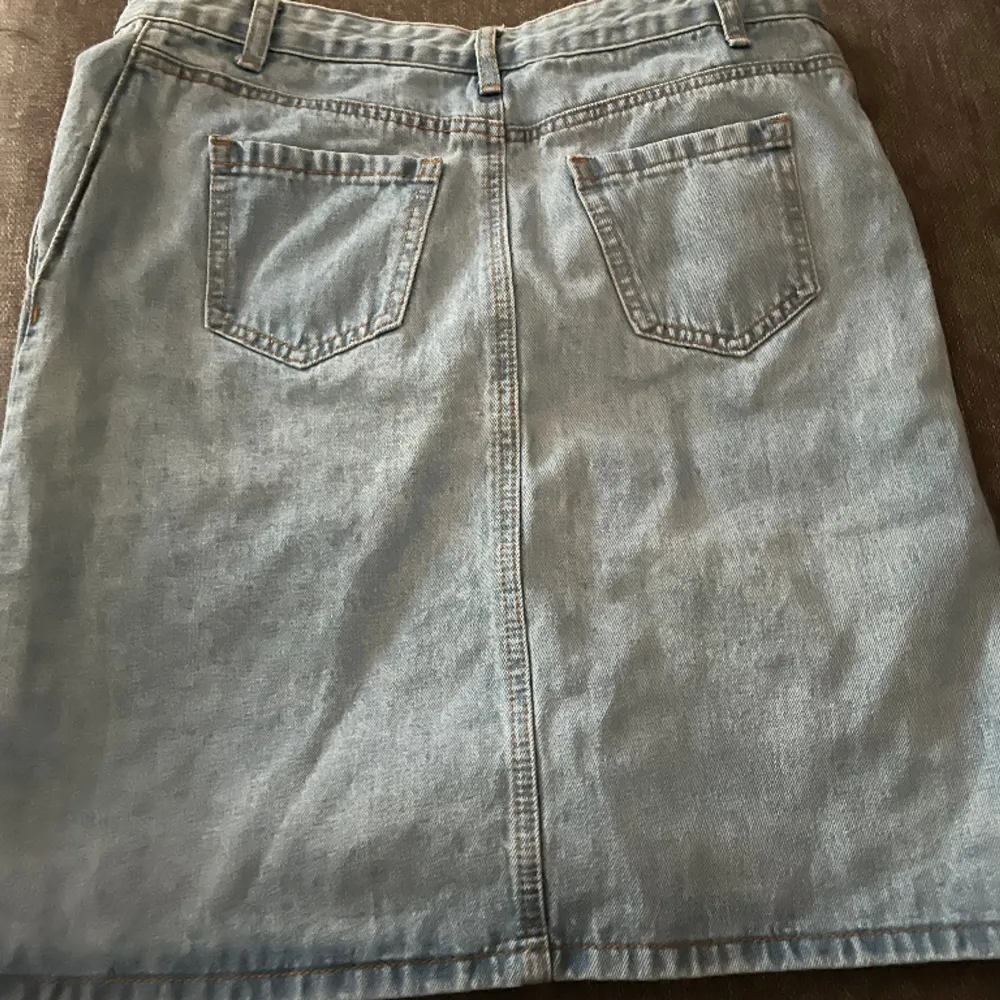 Oanvänd jeans kjol i storlek 38. Tyvärr ingen prislapp kvar. Kjolar.