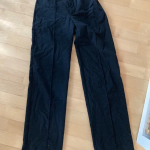 Kostymbyxor - Högmidjade kostymbyxor, passade mig bra i längden som är 175 cm. Smal i midjan men sjukt snygga basic byxor🖤 Frakt tillkommer 