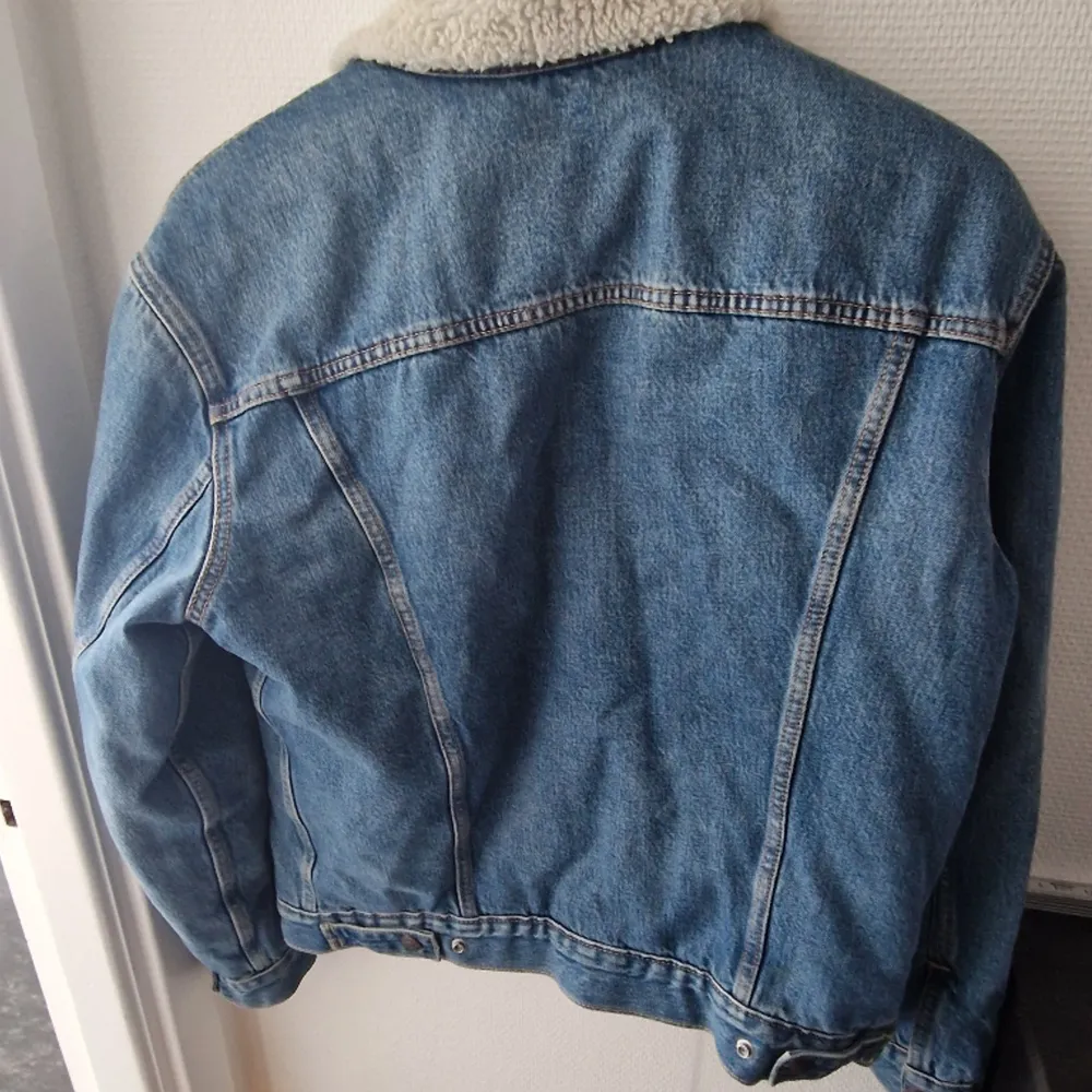 Mint condition levis trucker jacka mellan blå färg inköpt 2020 men har inte haft använding för den så passar perfekt å rensa garderoben . Jackor.