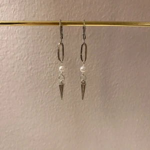 Wilma Earrings - Medellånga örhängen!  Är jättefina ihop med Olivia Earrings!