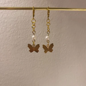 Alma Earrings - Meddelånga gulliga örhängen! Dessa är perfekta om du vill känna dig lite vardagsfin! 