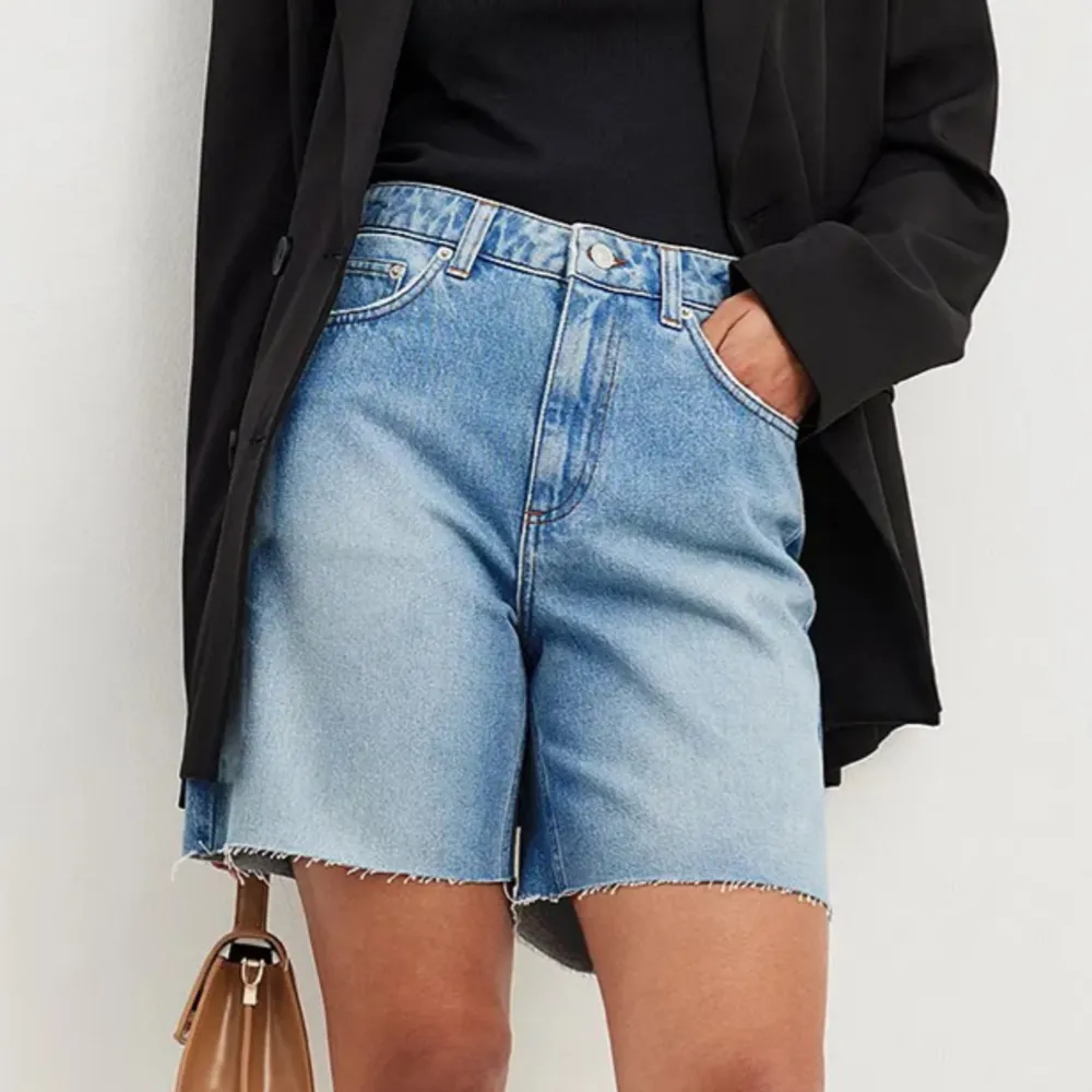 Längre jeansshorts som är supertrendigt numera! Passar till allt på sommaren 😮‍💨💅 första bilden är lånad!. Shorts.