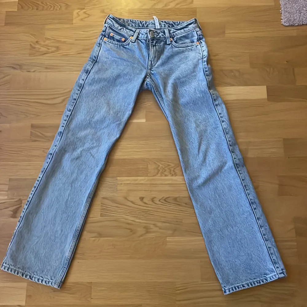 Ett par snygga ljusblåa trendigt lågmidjade jeans.  Ljusblå färg som är enkelt att matcha med allt. Original jeansen är svåra att få tag få då de oftast är slutsålda.  Jag är 157 cm lång och jeansen är långa på mig. Original pris: 590kr. Jeans & Byxor.