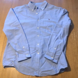 Ralph Lauren skjorta - Säljer en Ralph lauren skjorta. Jättebra skick och supersnygg. Storlek M. 
