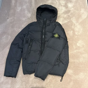 Stone Island jacka - Tja? Säljer denna schysta jacka pga inte passar längre. Nypris 8000kr(inga defekter) därför är mitt pris 3499!  Skriv vid minsta intresse!