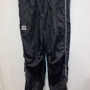 Cargobyxor - Snygga y2k byxor ena spännet i byxan e lite sönder 