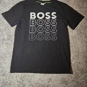 Jag säljer nu min fina Hugo boss t-shirt. Den är i ny skick. Storlek S/14 Fraktar inom 24h📦  Skick 9,5/10