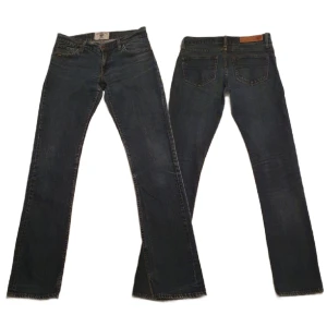 TIGER JEANS - SKOGSBERG - Snyggaste jeansen i färgen gracious! Sparsamt använda, men med en ytterst liten defekt, då niten på höger framficka har lossnat (se foto). Midja: 80.5 cm, inre benlängd: 81 cm, midja fram/skrev: 23 cm, midja bak/skrev: 31.5 cm. Nypris: 1299:-