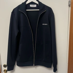 Les duex tracksuit - Användes två gånger och är i nytt skick. Koftan passar både med jeans och cargos både vita och svarta byxorna kan också användas för sig.