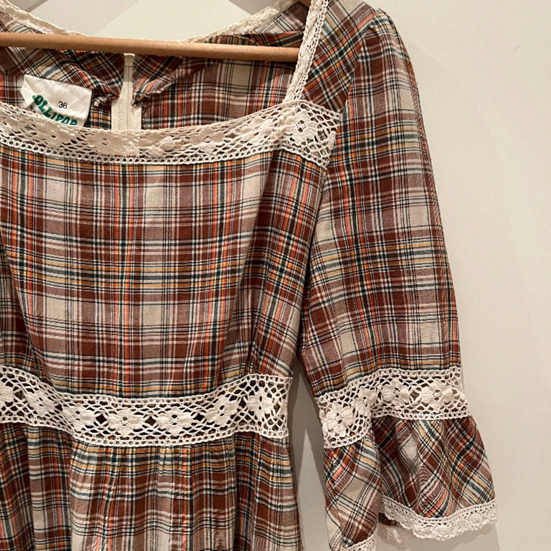 Rutig 70-talsklänning - 90