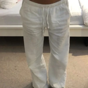 Linnebyxor - HM  - Linnebyxor från H&M. Aldrig använda, skriv priv för bilder eller frågor! ☺️