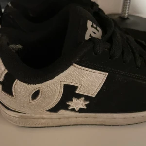Dc skor - Snygga dc skor, fett sköna. Lite slitna och hade ett litet hål längst fram som e limmat, men det märks knappt