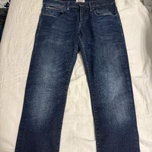 Riktigt feta Tommy Hilfiger jeans som passar storlek 32/32. Skick 10/10 och ordinarie pris 1299kr❌ vårt pris 379kr✅ Hör av er för om det är något mer ni undrar!