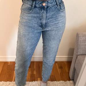 Snygga ankellånga jeans. Använda nån enstaka gång, så väldigt bra skick😊Väldigt bekväma och sköna att ha på sig! Innebenslängden är 66 cm.
