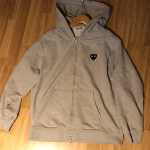 Comme des garçons play zip - Comme des garçons zip hoodie riktigt fin och inte alls Mycke använd fått extremt många komplimanger pågrund av denna zip. köpt från Pandabuy 