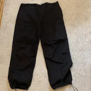 Svarta parachute pants från stradivarius. Storlek M, knappt använda🩷